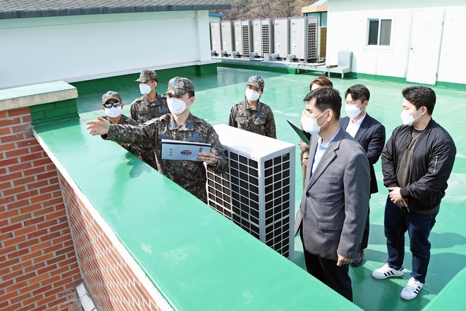 제15특수임무비행단 보안 점검 요원과 수정경찰서 소속 경찰이 함께 서울기지 주변 보안 취약지를 점검 중이다. (사진=15비 제공)