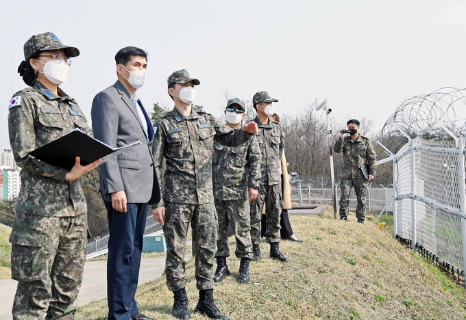 제15특수임무비행단 보안 점검 요원과 수정경찰서 소속 경찰이 함께 서울기지 주변 보안 취약지를 점검 중이다. (사진=15비 제공)
