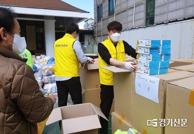 포천도시공사 직원들이 후원물품 배부 봉사를 하고 있다. (사진=포천도시공사 제공)