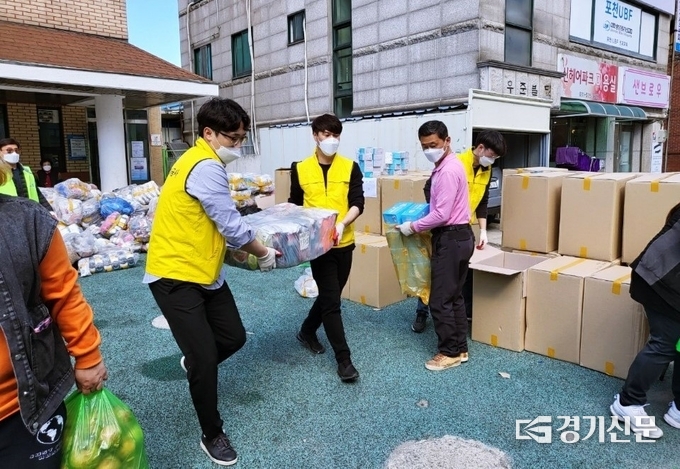 포천도시공사 직원들이 후원물품 배부 봉사를 하고 있다. (사진=포천도시공사 제공)