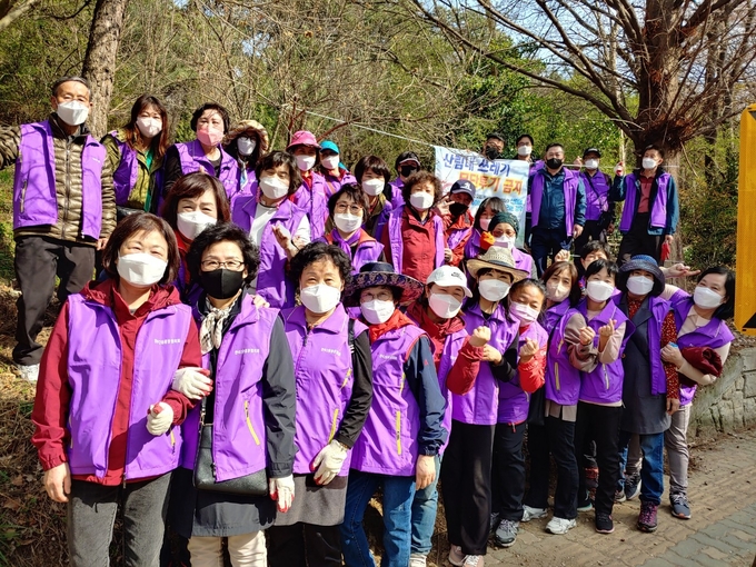 마을 대청소를 진행한 만수2동 통장 공동체 소모임 회원들. ( 사진 = 남동구 제공 )