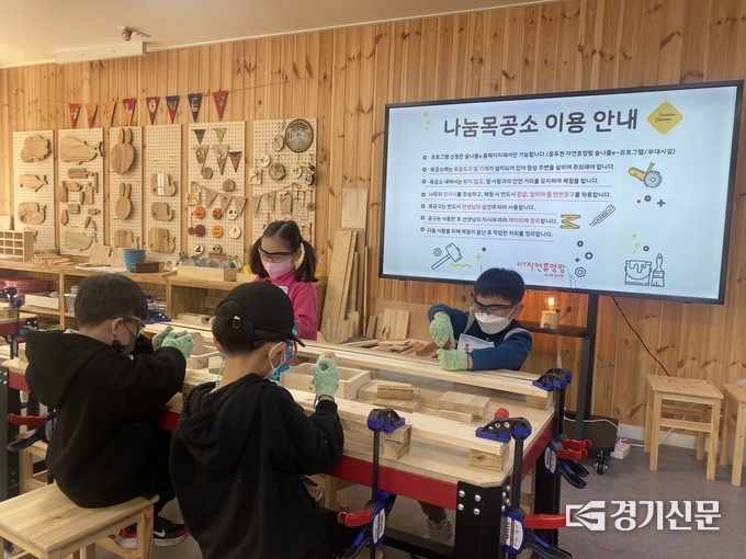 동두천 자연휴양림에서는 목공체험 프로그램을 운영중이다. (사진=동두천시 제공)