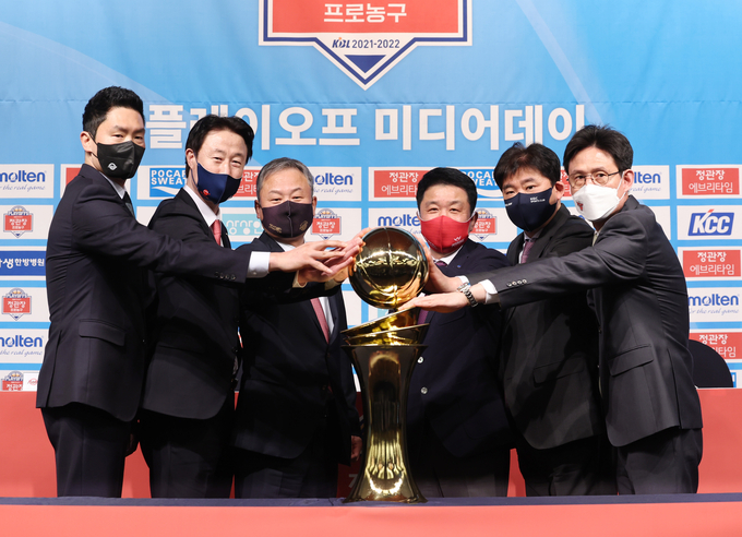 오는 9일부터 ‘2021-2022 KGC인삼공사 정관장 프로농구’ 6강 플레이오프가 열린다. 6개 감독들이 모여 기념사진 촬영을 하고 있다. 왼쪽부터 전희철, 강을준, 유재학, 유도훈, 김승기, 서동철 감독순. (사진=연합뉴스)