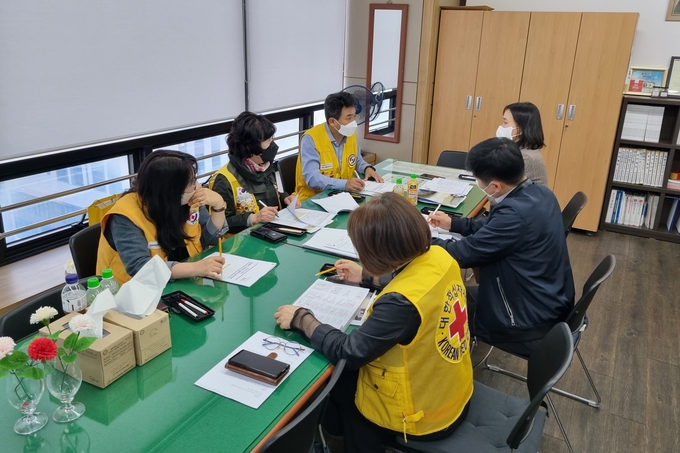 대한적십자사 경기도지사가 지난 6일 안산 복지사각지대 위기가정에 2300여만 원의 긴급 지원에 나섰다고 7일 밝혔다. (사진=대한적십자사 경기도지사 제공)