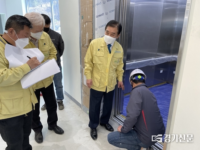 박윤국 포천시장이 공공산후조리원의 엘리베이터 시설을 둘러 보고 있다. (사진=포천시 제공)