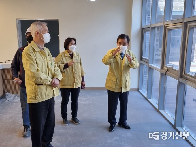 박윤국 포천시장이 공공산후조리원의 내부시설을 둘러 보고 있다. (사진=포천시 제공)