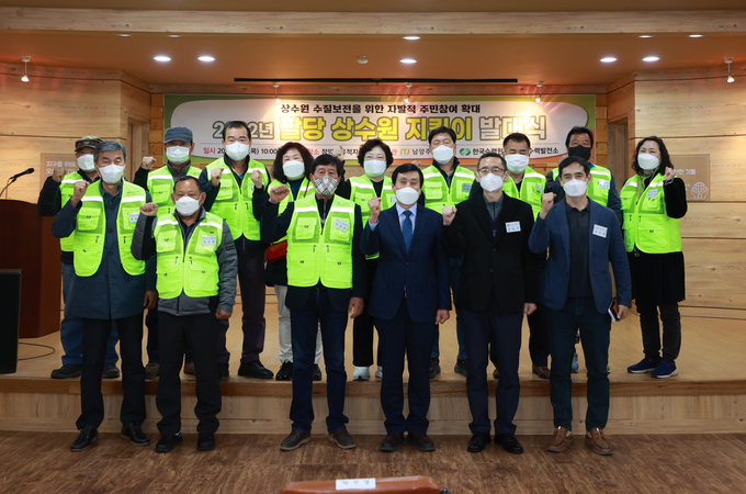 팔당 상수원 수질 보전에 대한 주민들의 자발적인 참여를 확대하기 위해 결성딘 ‘팔당 상수원 지킴이’ 발대식이 열렸다.(사진=남양주시 제공)