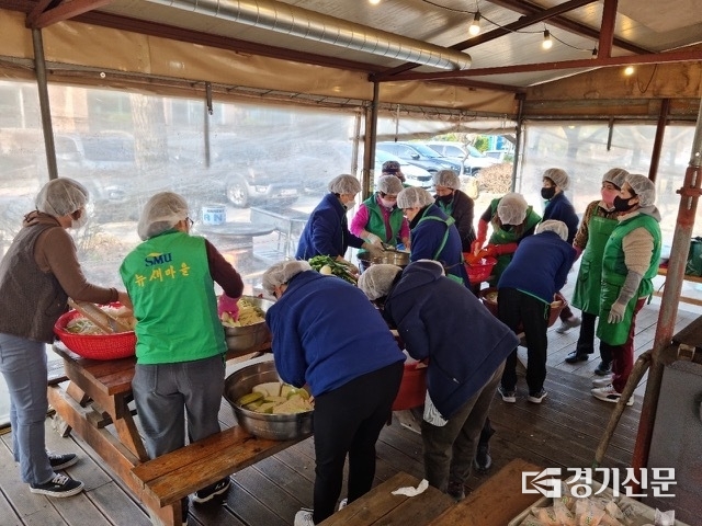영중면 새마을부녀회(회장 조선호) 회원들이 나눔할 반찬을 만들고 있다. (사진=포천시 제공)
