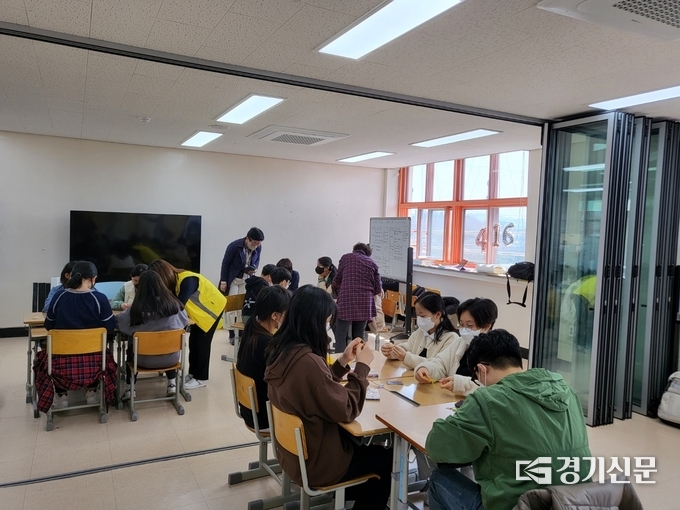 신나는 학교 학생들이 소식지를 만들고 있다. (사진=이명호 기자)