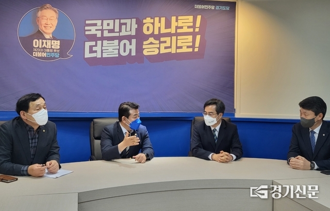 새로운물결 김동연 대표는 7일 경기 지역 일정을 소화한 뒤 경기도당을 방문해 박정 경기도당 위원장과 김철민(안산상록을) 공관위원장, 김민철(의정부을) 공관위원 등 당직자들을 만나 환담했다. (사진=김혜진 기자)