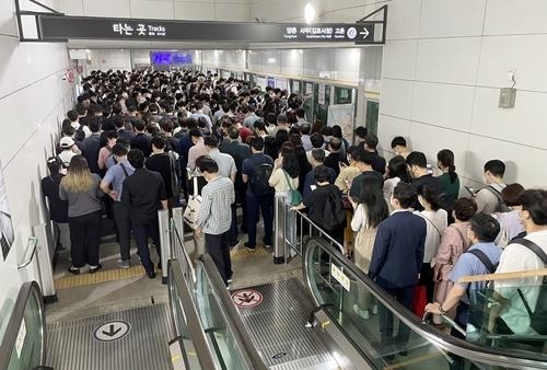 이용객 가득 찬 김포도시철도 김포공항역 승강장 (사진=연합뉴스/자료사진)