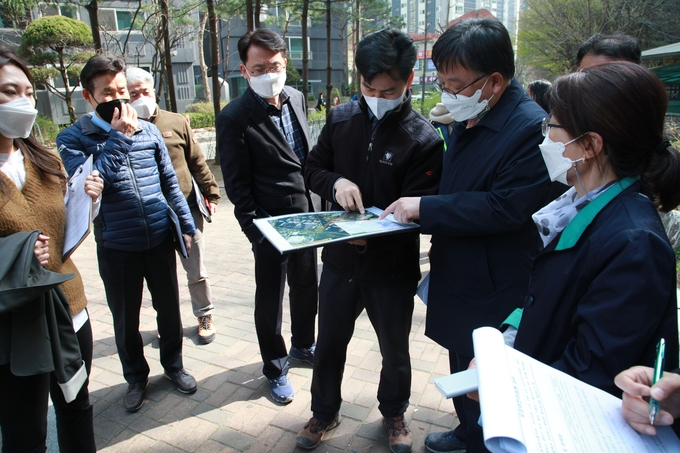 이충건 동안구청장이 관계공무원들과 생활민원 현장 방문해 꼼꼼히 점검하고 있다.(사진=안양시 제공)