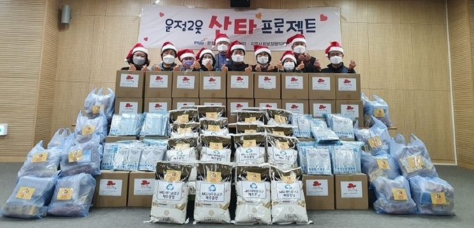 파주시 운정2동은 최근 지역사회보장협의체와 함께 운정2동 연중 특화사업인 산타프로젝트 ‘봄 산타’를 운영했다고 밝혔다.(사진=파주시 제공)