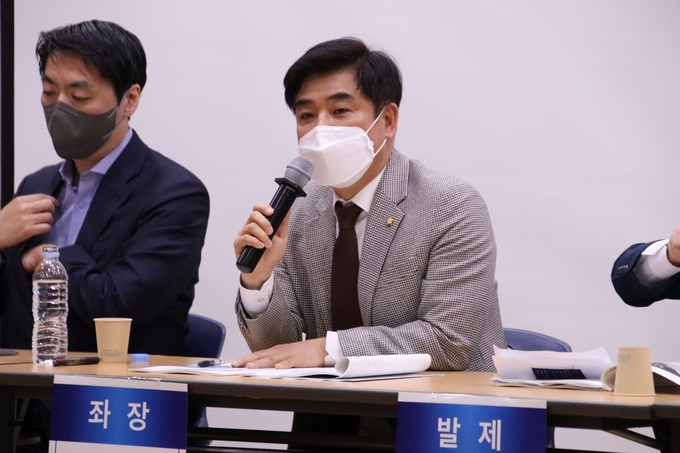 김병욱 의원이 토론회 좌장으로 인사말을 하고 있다. (사진=김병욱 의원실 제공)