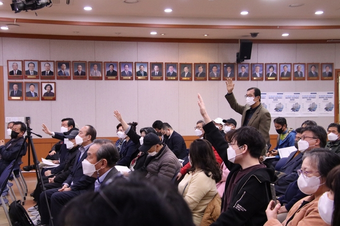 토론회에 참여한 지역 주민들이 궁금증에 대한 질문 순서를 기다리고 있다. (사진=김병욱 의원실 제공)