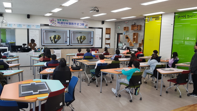인천교육과학정보원은 11월까지 SW 및 AI체험 프로그램을 운영한다. ( 사진 = 인천교육청 제공 )