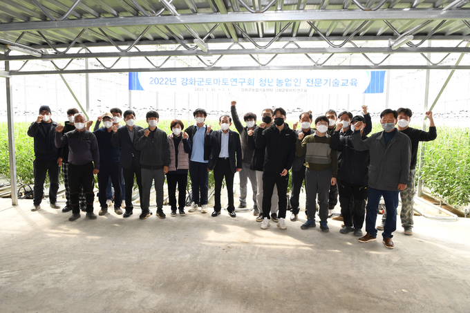 토마토연구회를 찾은 유천호 군수가 회원들과 함께 파이팅을 하고 있다. ( 사진 = 강화군 제공 )