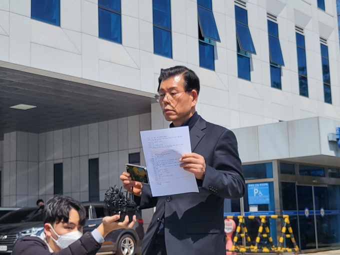 8일 오후 경기남부경찰청에서 국민의힘 장영하 변호사가 이재명 전 지사를 허위사실 고발 관련 소환 조사 전 기자회견을 열고 발언을 하고있다. (사진=김한별 기자)