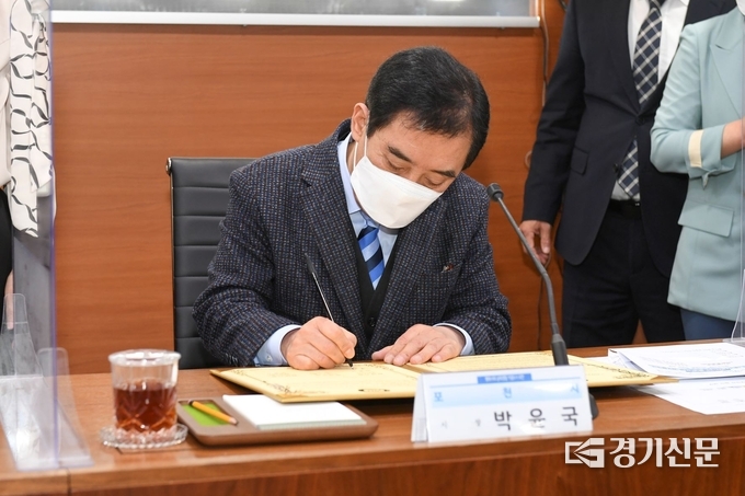 박윤국 포천시장이 협약서에 서명하고 있다. (사진=포천시 제공)