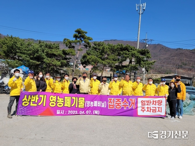 영농 폐기물 수거 후 선단동 통장협의회 회원들이 기념촬영하고 있다. (사진=포천시 제공)