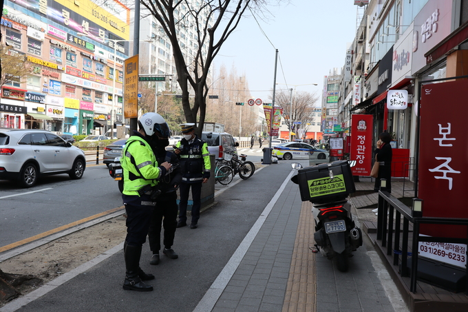 수원중부경찰서가 6일 낮 이륜차 사고 취약 시간(낮 12시~오후 2시)에 싸이카를 동원해 이륜차 집중단속에 나섰다. (사진=수원중부경찰서 제공)