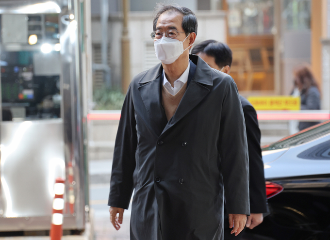 한덕수 국무총리 후보자가 8일 오전 서울 종로구 한국생산성본부 건물에 마련된 국회 인사청문회 준비단 사무실에 출근하고 있다. (사진=연합뉴스)
