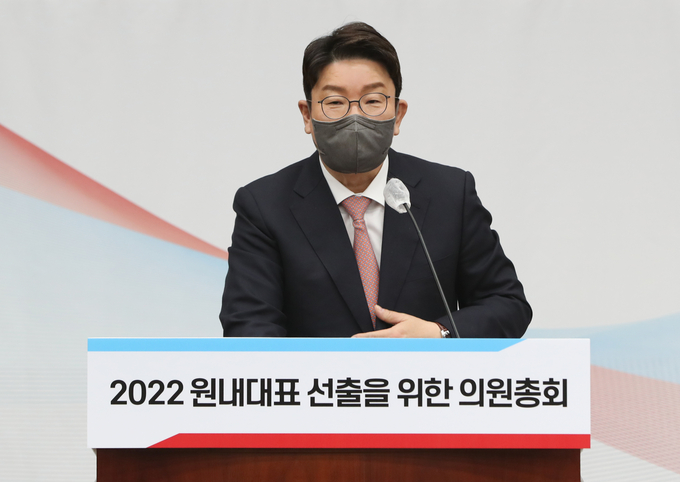  8일 국회에서 열린 국민의힘 원내대표 선출 의원총회에서 신임 원내대표로 당선된 권성동 의원이 당선 소감을 밝히고 있다. (사진=국회사진기자단/연합뉴스)