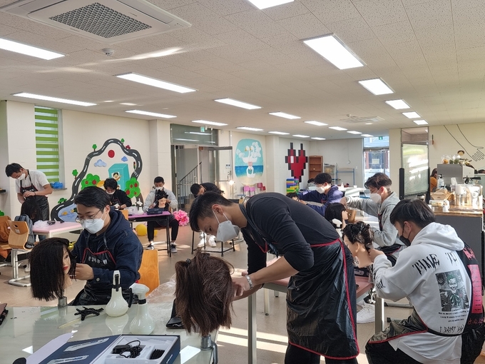 학생들이 미용 수업을 받고 있다. (사진=안성몽실학교 제공)