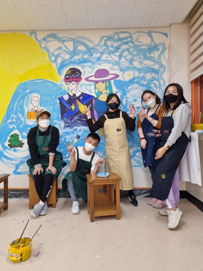 안성 몽실학교 학생들이 벽에 그림을 그리고 있다. (사진=안성몽실학교 제공)
