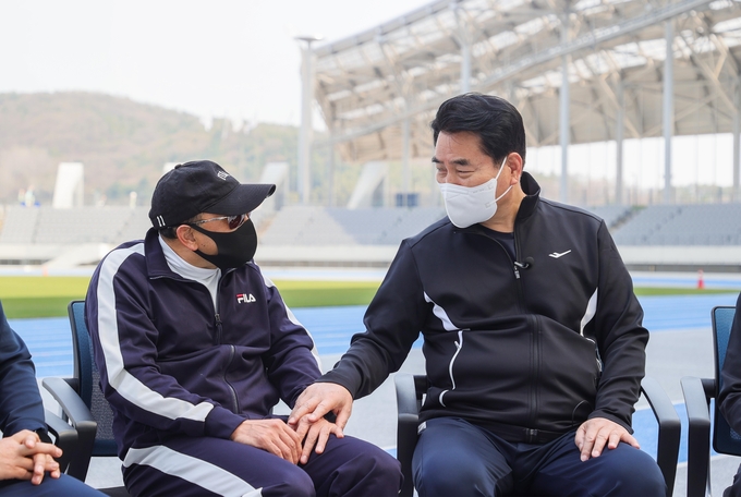 백군기 용인시장과 이봉주 전 마라톤 선수가 이야기를 나누고 있다. (사진=용인시 제공)