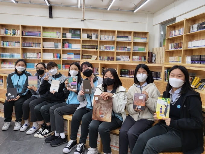 오른쪽부터 '서향각' 도서부원인 김현아, 이주영, 김미서, 최은우, 정해린, 이예지, 박한별, 박희영 양 (사진=이명호 기자) 