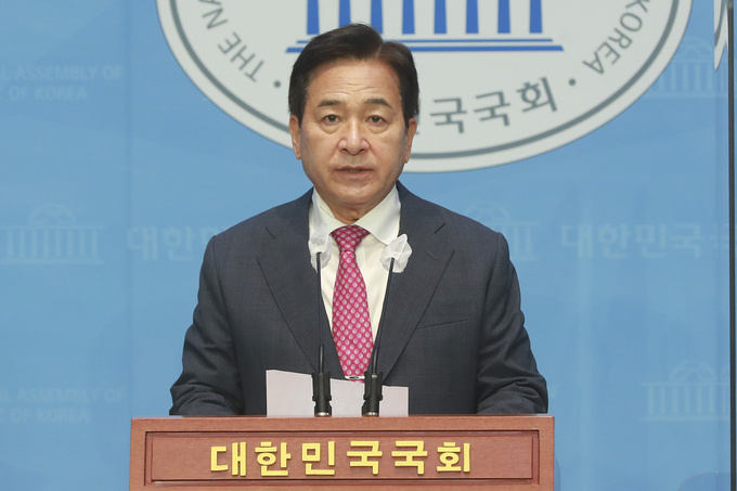 심재철 국민의힘 경기도지사 예비후보가 10일 여의도 국회 소통관에서 기자회견을 열고 있다.(사진=연합뉴스 제공)