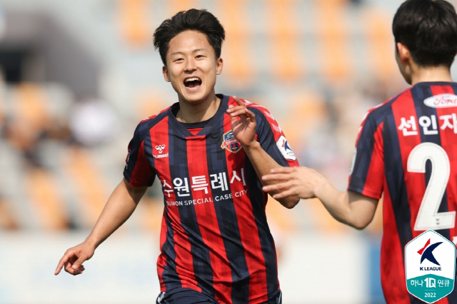 프로축구 K리그1 수원FC 이승우가 홈 3경기 연속 득점포를 쏘아올리며 팀 승리를 이끌었다. (사진=한국프로축구연맹 제공)