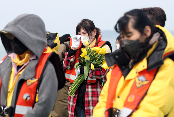 10일 오전 전남 진도군 세월호 참사 해역에서 유가족과 유관기관 관계자들이 선상 추모식을 하고 있다. (사진=연합뉴스)