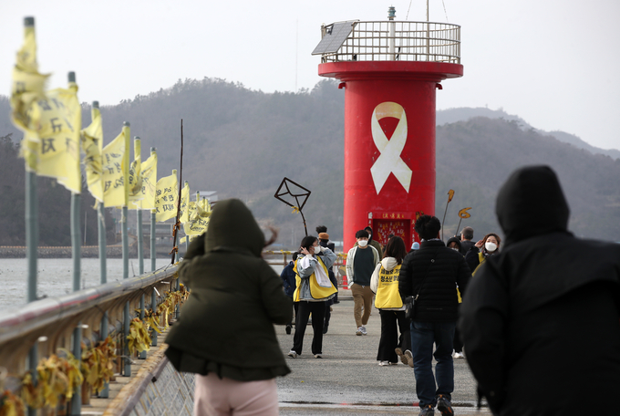  세월호 참사 8주기를 앞두고 전남 진도군 임회면 진도항(옛 팽목항)에서 '우리는 여전히 팽목에 갑니다' 행사에 참여한 학생과 시민들이 세월호 참사 희생자를 추모하며 팽목항을 둘러보고 있다. (사진=연합뉴스) 