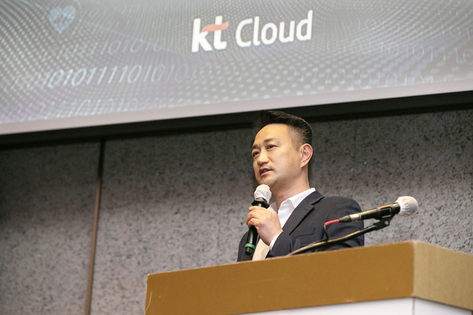 세미나에서 KT클라우드 김주성 상무가 KT 클라우드 사업을 소개하고 있는 모습. (사진=KT 제공)