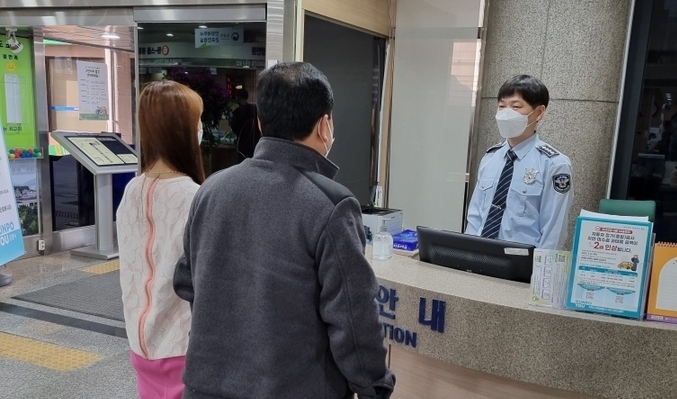 군포시청 시민봉사실에서 청원경찰이 민원인들을 안내하고 있다.(사진=군포시 제공)