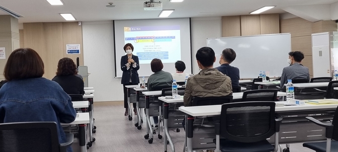 신중년 직업교육 참여자 교육 모습(사진=파주시 제공)
