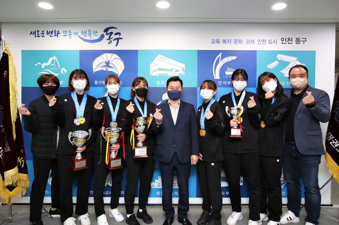 제16회 한국실업태권도연맹 회장기에서 대회 2연패의 쾌거를 이룬 동구 여자태권도 선수단. ( 사진 = 동구 제공 )