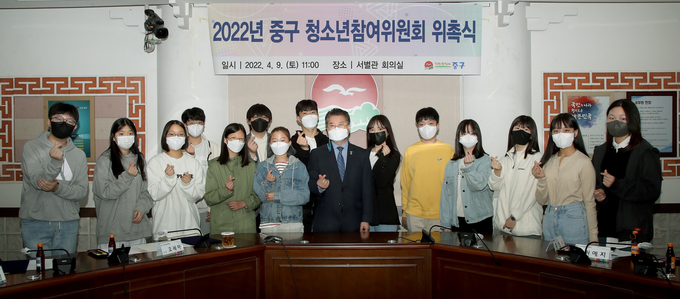 2022 중구청소년참여위원회 위촉식에서 홍인성 구청장이 위원들과 함께 사진촬영을 하고 있다. ( 사진 = 중구 제공 )
