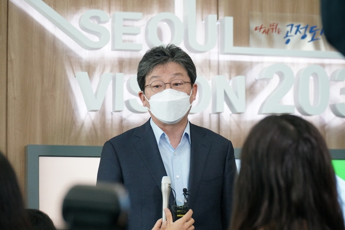 유승민 전 의원이 11일 서울시청에서 오세훈 서울시장과 조찬을 마치고 기자들과 백브리핑을 하고있다. (사진=유승민 캠프 제공)
