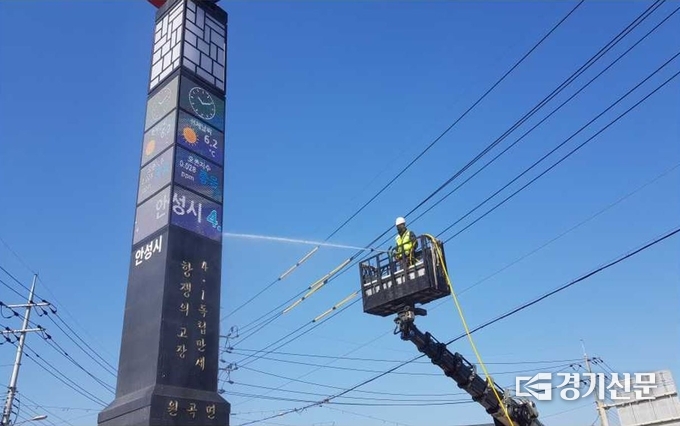 안성시 경관시설물 청소 사업 현장(사진=안성시)