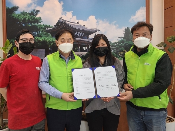 김민수퇴촌면장과 관내 호야치킨 사장이 청소년 식사 지킴이 공동협력사업 MOU 체결 하고 있다.(사진=광주시 제공)