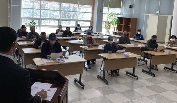 광주시 도척면 어르신들을 대상으로 코로나19 예방법 및 안전수칙 교육을 하고 있다.(사진=광주시 제공)