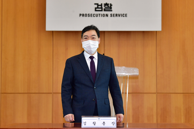  김오수 검찰총장이 11일 대검에서 열린 전국지검장 회의에서 모두발언 후 자리로 돌아오고 있다. (사진=공동취재/연합뉴스)