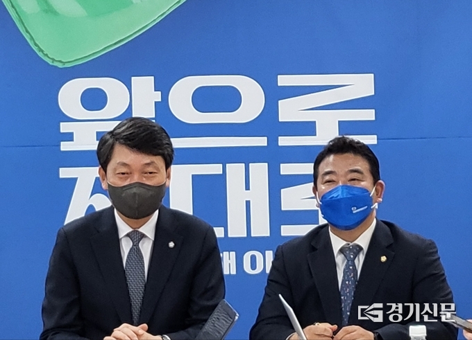 김민철 공천관리위원회 위원(왼쪽)과 더불어민주당 박정 경기도당 위원장(오른쪽)이 11일 경기도당에서 공천 관련 기자 간담회를 진행했다. (사진=김혜진 기자)