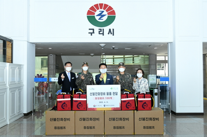 구리시가 제9251부대에 산불 진화 장비를 전달하고 긴밀한 협조 체계 구축을 약속했다.(사진=구리시 제공)