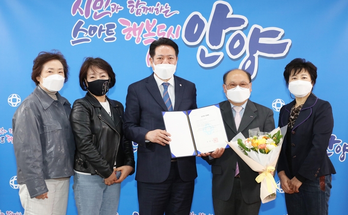 안양가구 상인회 ‘상점가 상인회’ 등록과 아크로상가 상인회 ‘골목형상점가’ 지정서 교부가 지난 8일 안양시청에서 열렸다.(사진=안양시 제공)