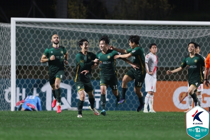 11일 김포 솔터축구장에서 열린 하나원큐 K리그2 2022 10라운드 경남FC와 김포FC의 경기에서 후반 40분 김포 윤민호(왼쪽 세번째)가 결승골을 뽑아낸 뒤 동료들과 기뻐하고 있다. (사진=한국프로축구연맹 제공)