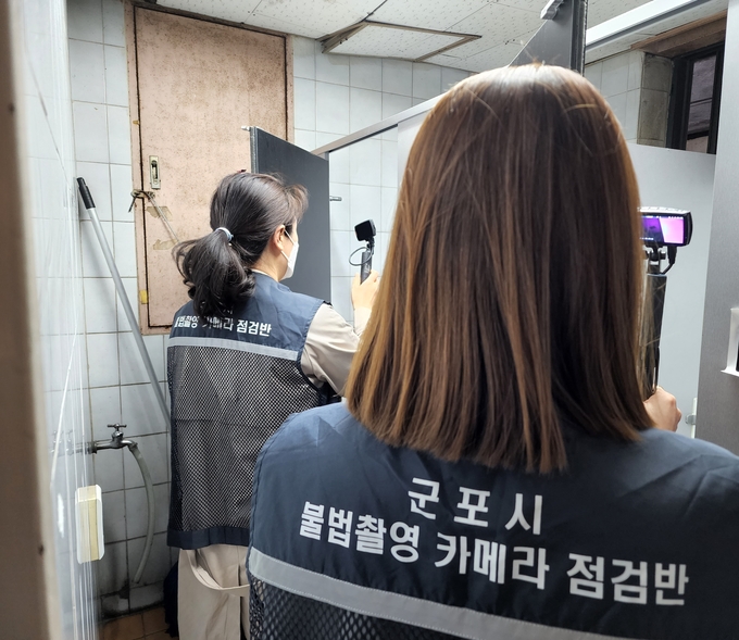 군포시 불법촬영 점검반이 관내 공중화장실의 불법촬영 카메라 설치 여부를 점검하고 있다.(사진=군포시 제공)